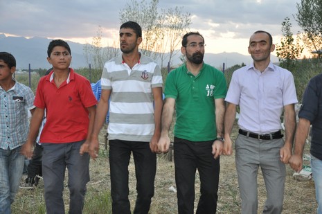 Yüksekova'da 14-15 Temmuz 2012'de dünya evine giren çiftlerimizi sizlerler için sayfamıza taşıdık. Yüksekova Güncel Ailesi olarak tüm çitflerimize mutluluklar dileriz: FOTO: GÖRÜNTÜ: YAŞAR KAPLAN - SİNAN AKKURT