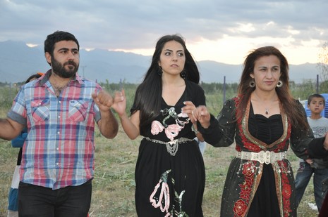 Yüksekova'da 14-15 Temmuz 2012'de dünya evine giren çiftlerimizi sizlerler için sayfamıza taşıdık. Yüksekova Güncel Ailesi olarak tüm çitflerimize mutluluklar dileriz: FOTO: GÖRÜNTÜ: YAŞAR KAPLAN - SİNAN AKKURT