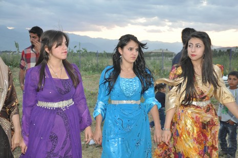 Yüksekova'da 14-15 Temmuz 2012'de dünya evine giren çiftlerimizi sizlerler için sayfamıza taşıdık. Yüksekova Güncel Ailesi olarak tüm çitflerimize mutluluklar dileriz: FOTO: GÖRÜNTÜ: YAŞAR KAPLAN - SİNAN AKKURT