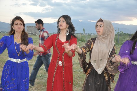 Yüksekova'da 14-15 Temmuz 2012'de dünya evine giren çiftlerimizi sizlerler için sayfamıza taşıdık. Yüksekova Güncel Ailesi olarak tüm çitflerimize mutluluklar dileriz: FOTO: GÖRÜNTÜ: YAŞAR KAPLAN - SİNAN AKKURT