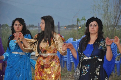 Yüksekova'da 14-15 Temmuz 2012'de dünya evine giren çiftlerimizi sizlerler için sayfamıza taşıdık. Yüksekova Güncel Ailesi olarak tüm çitflerimize mutluluklar dileriz: FOTO: GÖRÜNTÜ: YAŞAR KAPLAN - SİNAN AKKURT