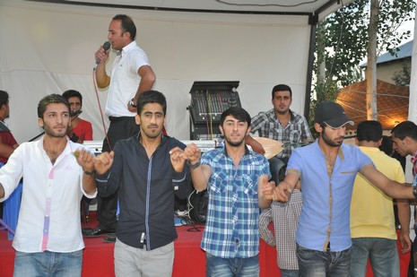 Yüksekova'da 14-15 Temmuz 2012'de dünya evine giren çiftlerimizi sizlerler için sayfamıza taşıdık. Yüksekova Güncel Ailesi olarak tüm çitflerimize mutluluklar dileriz: FOTO: GÖRÜNTÜ: YAŞAR KAPLAN - SİNAN AKKURT