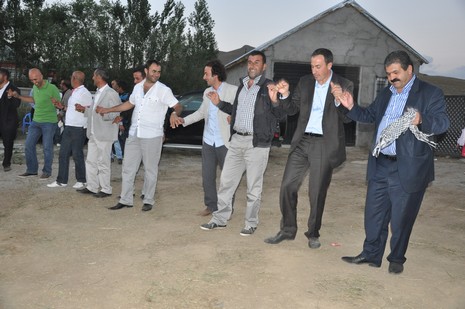 Yüksekova'da 14-15 Temmuz 2012'de dünya evine giren çiftlerimizi sizlerler için sayfamıza taşıdık. Yüksekova Güncel Ailesi olarak tüm çitflerimize mutluluklar dileriz: FOTO: GÖRÜNTÜ: YAŞAR KAPLAN - SİNAN AKKURT