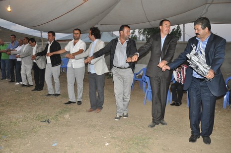 Yüksekova'da 14-15 Temmuz 2012'de dünya evine giren çiftlerimizi sizlerler için sayfamıza taşıdık. Yüksekova Güncel Ailesi olarak tüm çitflerimize mutluluklar dileriz: FOTO: GÖRÜNTÜ: YAŞAR KAPLAN - SİNAN AKKURT