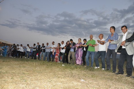 Yüksekova'da 14-15 Temmuz 2012'de dünya evine giren çiftlerimizi sizlerler için sayfamıza taşıdık. Yüksekova Güncel Ailesi olarak tüm çitflerimize mutluluklar dileriz: FOTO: GÖRÜNTÜ: YAŞAR KAPLAN - SİNAN AKKURT