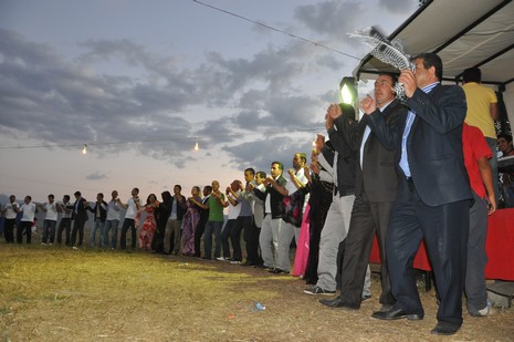 Yüksekova'da 14-15 Temmuz 2012'de dünya evine giren çiftlerimizi sizlerler için sayfamıza taşıdık. Yüksekova Güncel Ailesi olarak tüm çitflerimize mutluluklar dileriz: FOTO: GÖRÜNTÜ: YAŞAR KAPLAN - SİNAN AKKURT