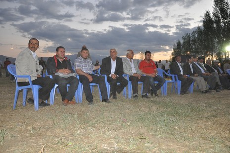 Yüksekova'da 14-15 Temmuz 2012'de dünya evine giren çiftlerimizi sizlerler için sayfamıza taşıdık. Yüksekova Güncel Ailesi olarak tüm çitflerimize mutluluklar dileriz: FOTO: GÖRÜNTÜ: YAŞAR KAPLAN - SİNAN AKKURT