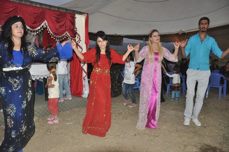 Yüksekova'da 14-15 Temmuz 2012'de dünya evine giren çiftlerimizi sizlerler için sayfamıza taşıdık. Yüksekova Güncel Ailesi olarak tüm çitflerimize mutluluklar dileriz: FOTO: GÖRÜNTÜ: YAŞAR KAPLAN - SİNAN AKKURT