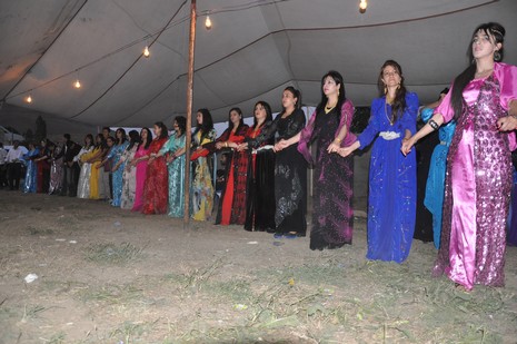 Yüksekova'da 14-15 Temmuz 2012'de dünya evine giren çiftlerimizi sizlerler için sayfamıza taşıdık. Yüksekova Güncel Ailesi olarak tüm çitflerimize mutluluklar dileriz: FOTO: GÖRÜNTÜ: YAŞAR KAPLAN - SİNAN AKKURT