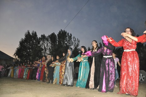 Yüksekova'da 14-15 Temmuz 2012'de dünya evine giren çiftlerimizi sizlerler için sayfamıza taşıdık. Yüksekova Güncel Ailesi olarak tüm çitflerimize mutluluklar dileriz: FOTO: GÖRÜNTÜ: YAŞAR KAPLAN - SİNAN AKKURT