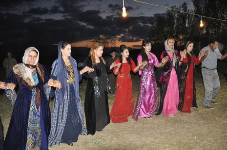 Yüksekova'da 14-15 Temmuz 2012'de dünya evine giren çiftlerimizi sizlerler için sayfamıza taşıdık. Yüksekova Güncel Ailesi olarak tüm çitflerimize mutluluklar dileriz: FOTO: GÖRÜNTÜ: YAŞAR KAPLAN - SİNAN AKKURT