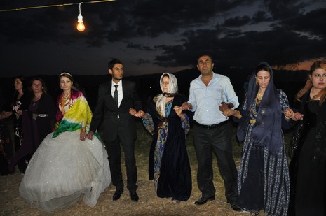 Yüksekova'da 14-15 Temmuz 2012'de dünya evine giren çiftlerimizi sizlerler için sayfamıza taşıdık. Yüksekova Güncel Ailesi olarak tüm çitflerimize mutluluklar dileriz: FOTO: GÖRÜNTÜ: YAŞAR KAPLAN - SİNAN AKKURT