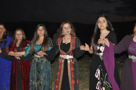 Yüksekova'da 14-15 Temmuz 2012'de dünya evine giren çiftlerimizi sizlerler için sayfamıza taşıdık. Yüksekova Güncel Ailesi olarak tüm çitflerimize mutluluklar dileriz: FOTO: GÖRÜNTÜ: YAŞAR KAPLAN - SİNAN AKKURT