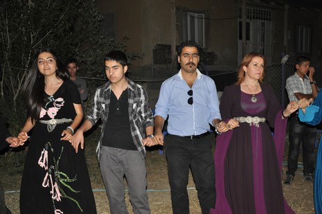 Yüksekova'da 14-15 Temmuz 2012'de dünya evine giren çiftlerimizi sizlerler için sayfamıza taşıdık. Yüksekova Güncel Ailesi olarak tüm çitflerimize mutluluklar dileriz: FOTO: GÖRÜNTÜ: YAŞAR KAPLAN - SİNAN AKKURT