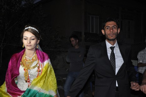 Yüksekova'da 14-15 Temmuz 2012'de dünya evine giren çiftlerimizi sizlerler için sayfamıza taşıdık. Yüksekova Güncel Ailesi olarak tüm çitflerimize mutluluklar dileriz: FOTO: GÖRÜNTÜ: YAŞAR KAPLAN - SİNAN AKKURT