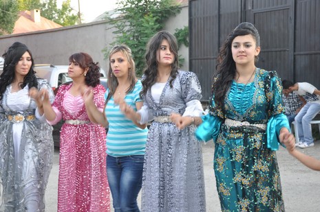 Yüksekova'da 14-15 Temmuz 2012'de dünya evine giren çiftlerimizi sizlerler için sayfamıza taşıdık. Yüksekova Güncel Ailesi olarak tüm çitflerimize mutluluklar dileriz: FOTO: GÖRÜNTÜ: YAŞAR KAPLAN - SİNAN AKKURT