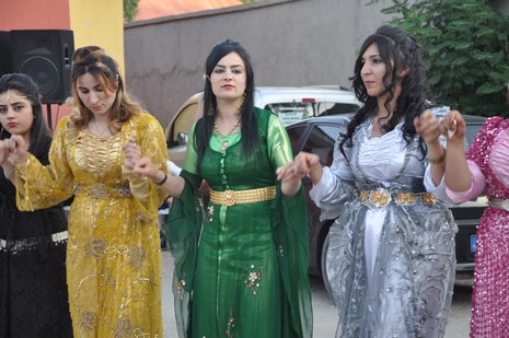 Yüksekova'da 14-15 Temmuz 2012'de dünya evine giren çiftlerimizi sizlerler için sayfamıza taşıdık. Yüksekova Güncel Ailesi olarak tüm çitflerimize mutluluklar dileriz: FOTO: GÖRÜNTÜ: YAŞAR KAPLAN - SİNAN AKKURT