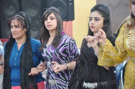 Yüksekova'da 14-15 Temmuz 2012'de dünya evine giren çiftlerimizi sizlerler için sayfamıza taşıdık. Yüksekova Güncel Ailesi olarak tüm çitflerimize mutluluklar dileriz: FOTO: GÖRÜNTÜ: YAŞAR KAPLAN - SİNAN AKKURT