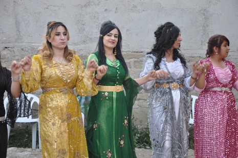 Yüksekova'da 14-15 Temmuz 2012'de dünya evine giren çiftlerimizi sizlerler için sayfamıza taşıdık. Yüksekova Güncel Ailesi olarak tüm çitflerimize mutluluklar dileriz: FOTO: GÖRÜNTÜ: YAŞAR KAPLAN - SİNAN AKKURT