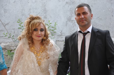 Yüksekova'da 14-15 Temmuz 2012'de dünya evine giren çiftlerimizi sizlerler için sayfamıza taşıdık. Yüksekova Güncel Ailesi olarak tüm çitflerimize mutluluklar dileriz: FOTO: GÖRÜNTÜ: YAŞAR KAPLAN - SİNAN AKKURT