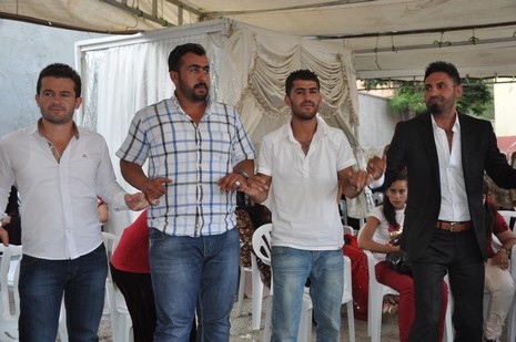 Yüksekova'da 14-15 Temmuz 2012'de dünya evine giren çiftlerimizi sizlerler için sayfamıza taşıdık. Yüksekova Güncel Ailesi olarak tüm çitflerimize mutluluklar dileriz: FOTO: GÖRÜNTÜ: YAŞAR KAPLAN - SİNAN AKKURT