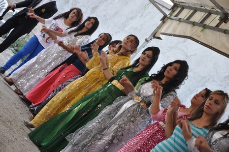 Yüksekova'da 14-15 Temmuz 2012'de dünya evine giren çiftlerimizi sizlerler için sayfamıza taşıdık. Yüksekova Güncel Ailesi olarak tüm çitflerimize mutluluklar dileriz: FOTO: GÖRÜNTÜ: YAŞAR KAPLAN - SİNAN AKKURT