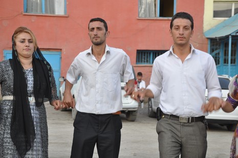 Yüksekova'da 14-15 Temmuz 2012'de dünya evine giren çiftlerimizi sizlerler için sayfamıza taşıdık. Yüksekova Güncel Ailesi olarak tüm çitflerimize mutluluklar dileriz: FOTO: GÖRÜNTÜ: YAŞAR KAPLAN - SİNAN AKKURT