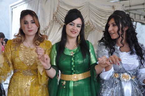 Yüksekova'da 14-15 Temmuz 2012'de dünya evine giren çiftlerimizi sizlerler için sayfamıza taşıdık. Yüksekova Güncel Ailesi olarak tüm çitflerimize mutluluklar dileriz: FOTO: GÖRÜNTÜ: YAŞAR KAPLAN - SİNAN AKKURT