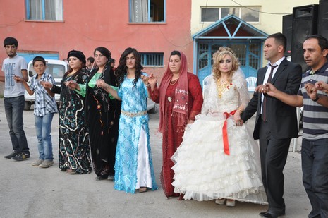 Yüksekova'da 14-15 Temmuz 2012'de dünya evine giren çiftlerimizi sizlerler için sayfamıza taşıdık. Yüksekova Güncel Ailesi olarak tüm çitflerimize mutluluklar dileriz: FOTO: GÖRÜNTÜ: YAŞAR KAPLAN - SİNAN AKKURT