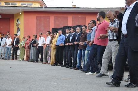 Yüksekova'da 14-15 Temmuz 2012'de dünya evine giren çiftlerimizi sizlerler için sayfamıza taşıdık. Yüksekova Güncel Ailesi olarak tüm çitflerimize mutluluklar dileriz: FOTO: GÖRÜNTÜ: YAŞAR KAPLAN - SİNAN AKKURT