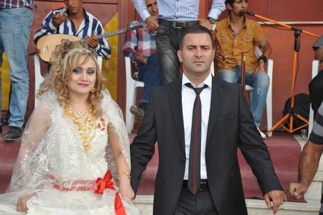 Yüksekova'da 14-15 Temmuz 2012'de dünya evine giren çiftlerimizi sizlerler için sayfamıza taşıdık. Yüksekova Güncel Ailesi olarak tüm çitflerimize mutluluklar dileriz: FOTO: GÖRÜNTÜ: YAŞAR KAPLAN - SİNAN AKKURT