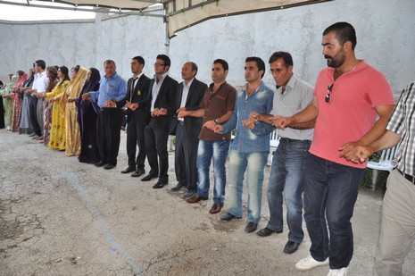 Yüksekova'da 14-15 Temmuz 2012'de dünya evine giren çiftlerimizi sizlerler için sayfamıza taşıdık. Yüksekova Güncel Ailesi olarak tüm çitflerimize mutluluklar dileriz: FOTO: GÖRÜNTÜ: YAŞAR KAPLAN - SİNAN AKKURT