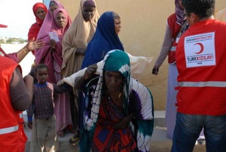 AÇLIK ve iç savaşla mücadele eden Somali'de Türk Kızılayı'nın desteğiyle sağlıklı bir yaşam ortamı yaratılıyor.
