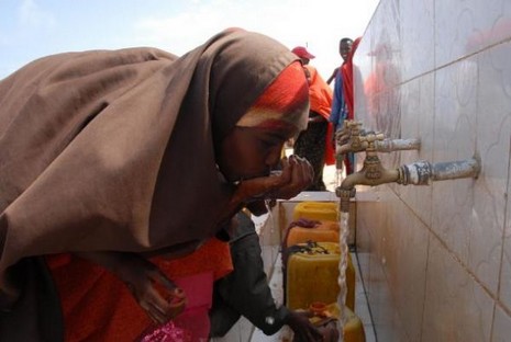 AÇLIK ve iç savaşla mücadele eden Somali'de Türk Kızılayı'nın desteğiyle sağlıklı bir yaşam ortamı yaratılıyor.
