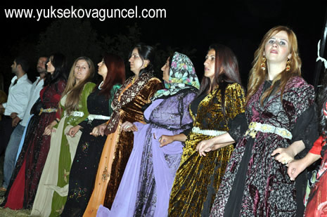 Yüksekova'da 25-26 Ağustos 2012'de dünya evine giren çiftlerimizi sizlerler için sayfamıza taşıdık. Yüksekova Güncel Ailesi olarak tüm çitflerimize mutluluklar dileriz