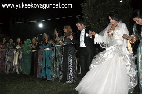 Yüksekova'da 25-26 Ağustos 2012'de dünya evine giren çiftlerimizi sizlerler için sayfamıza taşıdık. Yüksekova Güncel Ailesi olarak tüm çitflerimize mutluluklar dileriz