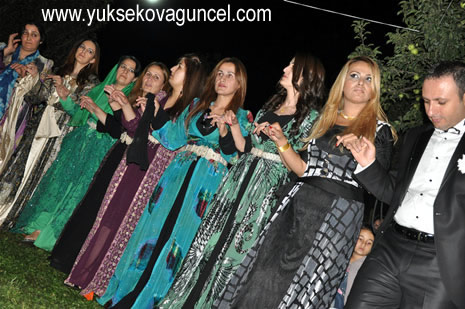 Yüksekova'da 25-26 Ağustos 2012'de dünya evine giren çiftlerimizi sizlerler için sayfamıza taşıdık. Yüksekova Güncel Ailesi olarak tüm çitflerimize mutluluklar dileriz