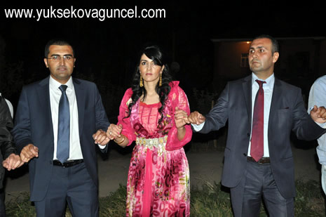 Yüksekova'da 25-26 Ağustos 2012'de dünya evine giren çiftlerimizi sizlerler için sayfamıza taşıdık. Yüksekova Güncel Ailesi olarak tüm çitflerimize mutluluklar dileriz