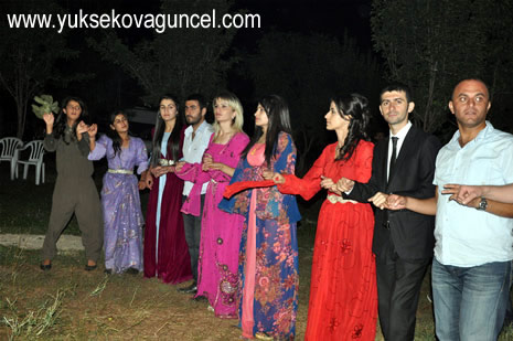 Yüksekova'da 25-26 Ağustos 2012'de dünya evine giren çiftlerimizi sizlerler için sayfamıza taşıdık. Yüksekova Güncel Ailesi olarak tüm çitflerimize mutluluklar dileriz