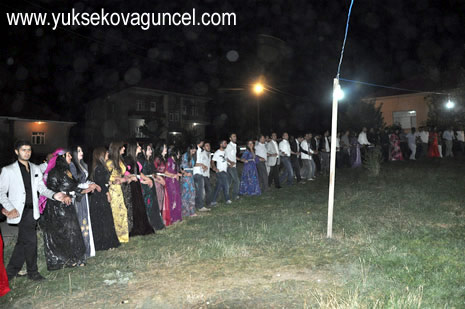 Yüksekova'da 25-26 Ağustos 2012'de dünya evine giren çiftlerimizi sizlerler için sayfamıza taşıdık. Yüksekova Güncel Ailesi olarak tüm çitflerimize mutluluklar dileriz