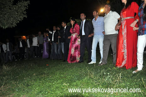 Yüksekova'da 25-26 Ağustos 2012'de dünya evine giren çiftlerimizi sizlerler için sayfamıza taşıdık. Yüksekova Güncel Ailesi olarak tüm çitflerimize mutluluklar dileriz