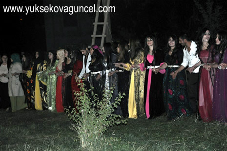 Yüksekova'da 25-26 Ağustos 2012'de dünya evine giren çiftlerimizi sizlerler için sayfamıza taşıdık. Yüksekova Güncel Ailesi olarak tüm çitflerimize mutluluklar dileriz