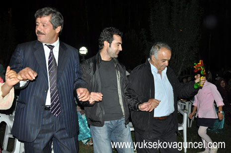 Yüksekova'da 25-26 Ağustos 2012'de dünya evine giren çiftlerimizi sizlerler için sayfamıza taşıdık. Yüksekova Güncel Ailesi olarak tüm çitflerimize mutluluklar dileriz