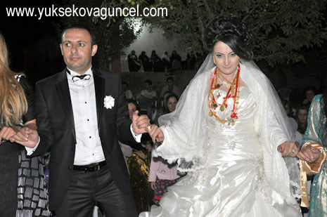 Yüksekova'da 25-26 Ağustos 2012'de dünya evine giren çiftlerimizi sizlerler için sayfamıza taşıdık. Yüksekova Güncel Ailesi olarak tüm çitflerimize mutluluklar dileriz