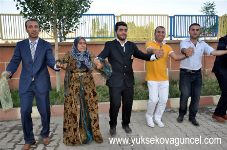 Yüksekova'da 25-26 Ağustos 2012'de dünya evine giren çiftlerimizi sizlerler için sayfamıza taşıdık. Yüksekova Güncel Ailesi olarak tüm çitflerimize mutluluklar dileriz