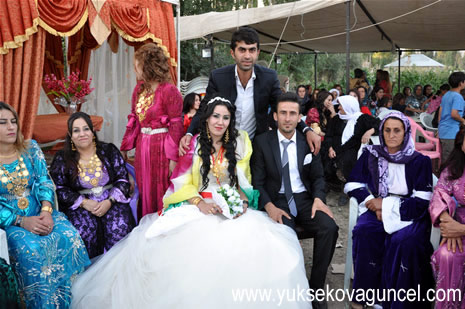 Yüksekova'da 25-26 Ağustos 2012'de dünya evine giren çiftlerimizi sizlerler için sayfamıza taşıdık. Yüksekova Güncel Ailesi olarak tüm çitflerimize mutluluklar dileriz