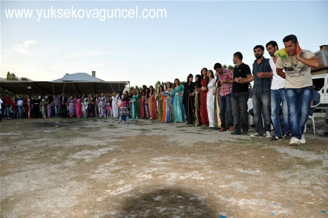 Yüksekova'da 25-26 Ağustos 2012'de dünya evine giren çiftlerimizi sizlerler için sayfamıza taşıdık. Yüksekova Güncel Ailesi olarak tüm çitflerimize mutluluklar dileriz