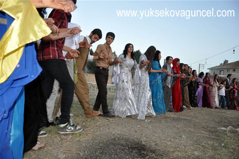 Yüksekova'da 25-26 Ağustos 2012'de dünya evine giren çiftlerimizi sizlerler için sayfamıza taşıdık. Yüksekova Güncel Ailesi olarak tüm çitflerimize mutluluklar dileriz