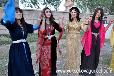 Yüksekova'da 25-26 Ağustos 2012'de dünya evine giren çiftlerimizi sizlerler için sayfamıza taşıdık. Yüksekova Güncel Ailesi olarak tüm çitflerimize mutluluklar dileriz