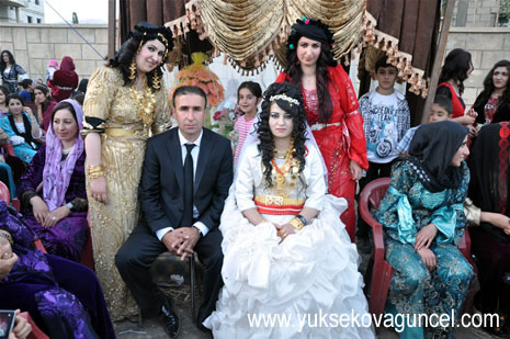 Yüksekova'da 25-26 Ağustos 2012'de dünya evine giren çiftlerimizi sizlerler için sayfamıza taşıdık. Yüksekova Güncel Ailesi olarak tüm çitflerimize mutluluklar dileriz